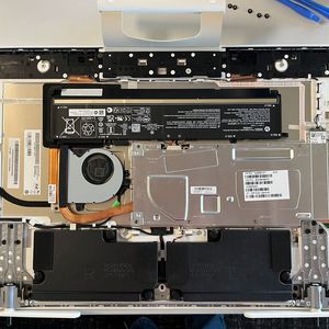 Der HP Envy Move mit abgenommener Gehäuserückseite. Über den durch ein Abschirmblech abgedecktem Mainboard sitzt der Akku. Darunter sind die relativ großen Lautsprecher zu sehen.  (Bild:  Vogel IT-Medien)