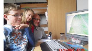 René, Milena und ihr Papa Markus Keller erforschen mit dem gewonnen USB-Digital-Mikroskop neugierig ein Blumenkohlblatt.  (Bild: Keller)