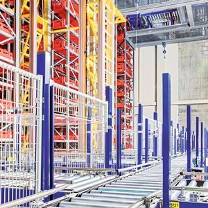 Die Antischwingungs-Software verhindert leistungsbeeinträchtigende Mastschwingungen und macht Antipendel-Antriebe überflüssig.(Bild:  Stöcklin Logistik)