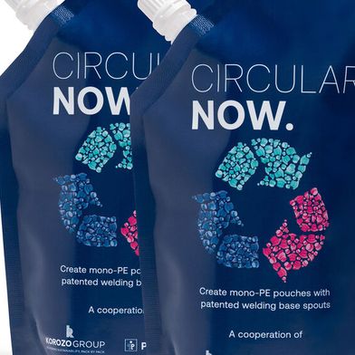 Maximal recyclingfähige flexible Verpackungen mit Ausgießer von Pöppelmann FAMAC®: Monomaterial-Spouts mit Verschlusskappe aus PE, PP oder sogar PCR (Bild: Pöppelmann)