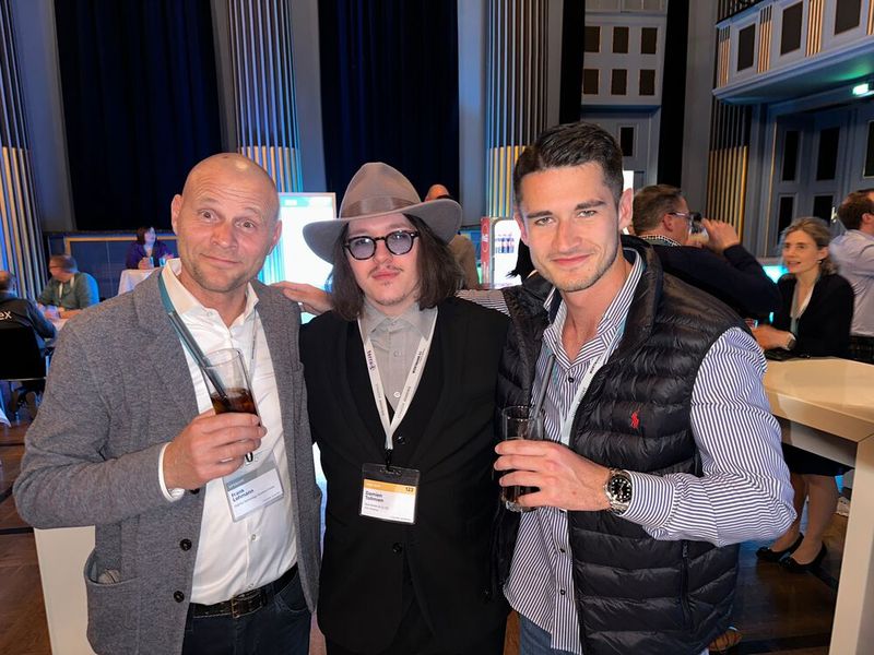 (l.) Frank Lohmann und Christoph Rieß (FUJITSU) fragen sich: ist das Jonny Depp oder der Damien Tollmien (m., Eitze)? (Bild: Vogel IT-Medien)