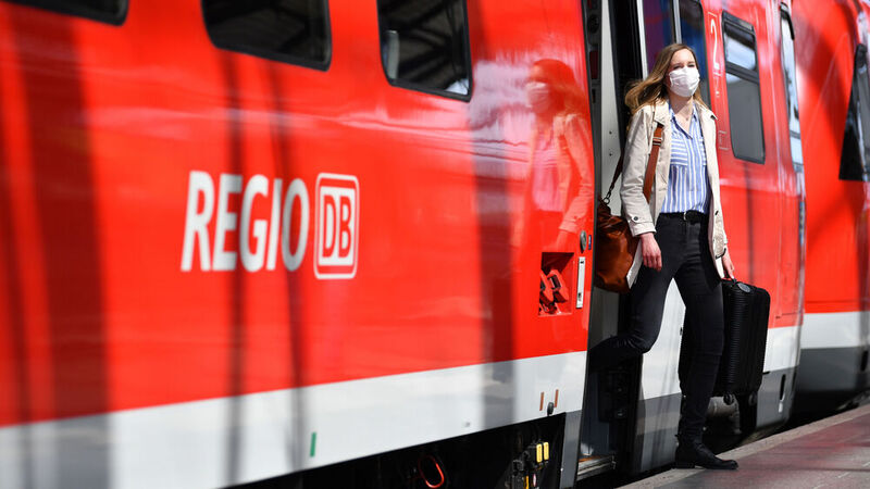 Mit dem 9-Euro-Ticket können Käufer von Juni bis August im Öffentlichen Personennahverkehr (ÖPNV) durch ganz Deutschland zu fahren. 