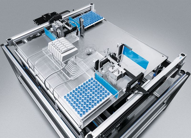Mit Supra Junction zeigt Festo den berührungslosen Transport von Objekten auf einem Rundkurs über geschlossene Oberflächen hinweg und durch Schleusen hindurch.  (Bild: Festo)