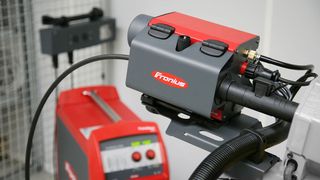Standard-Interfaces für alle gängigen Schweißroboter, geringe Störkonturen, innovative Lösungen in der Medienübertragung und im Drahtvorschub zählen zu den Vorteilen der neuen Roboter-Schweißsysteme TransSteel Robotics von Fronius. Bild: Fronius (Archiv: Vogel Business Media)