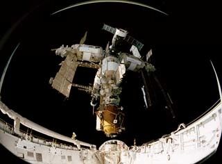Ansicht des Shuttle Orbiter docking systems (ODS), über das Nutzlast zur MIR gebracht werden konnte. (NASA)