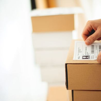 Das Besondere bei Linerless Plus: Der eingesetzte mehrschichtige Haftkleber aus der Herma-Entwicklung ermöglicht einen vollflächigen Klebstoffauftrag. (Bild: © Stock Rocket - stock.adobe.com)