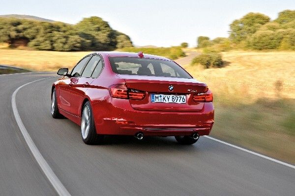 Die sechste Generation der 3er Limousine gibt es nun auch mit zusätzlichen 2,0-Liter-Vierzylindern, die in den Modellen 316d, 318d und 320i für günstige Verbrauchs- und Emissionswerte sorgen. (Bild: BMW)