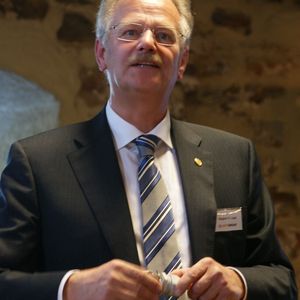 Siegbert Lapp, Vorstand der Lapp Holding: „In den Forschungslabors der Lapp Gruppe wird kontinuierlich an effizienteren Verbindungslösungen geforscht. Zwei der wichtigsten Themen, an denen im Moment geforscht wird und zu denen in den nächsten Jahren Standardprodukte auf den Markt kommen sollen sind die Erhöhung der Leitfähigkeit und eine deutliche Reduktion der Dicke der Isolationsmaterialien.“