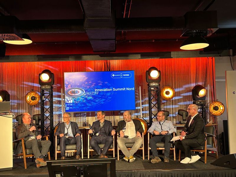 Michael Hase (l., IT-BUSINESS) führt den Roundtable 