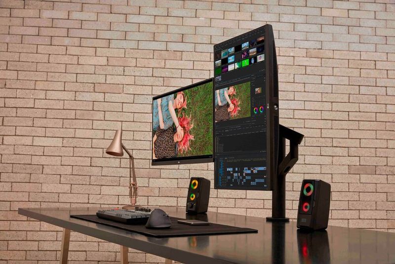 Für die Videobearbeitung soll sich der Ergo Dual 27QP88D ebenfalls gut eignen. Ein Display dient als Kontrollmonitor, der andere als Arbeitsfläche. (Stone Studio)