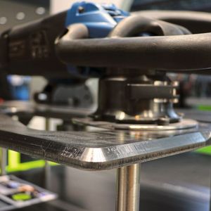 Die mit dem Trutool TKA 1500 bearbeitetn Blechkanten sind metallisch blank, wie man hier sieht...(Bild:  Trumpf)