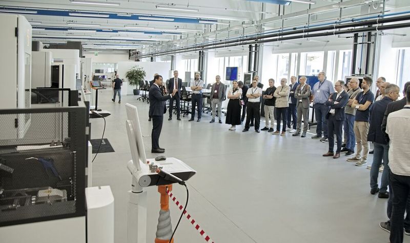 Blick in den Showroom, wo das gesamte Portfolio aus dem Senk- und Drahterodierbereich präsentiert wird. (Bild: Matthias Böhm)