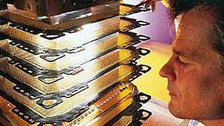 Sechs unterschiedliche Typen von Brennstoffzellen gibt es – hier eine Polymermembran-Brennstoffzelle, bei der die Elektrolyten aus Kunststofffolien bestehen, die nur Protonen durchlassen.  (Bild: Planet-Wissen)
