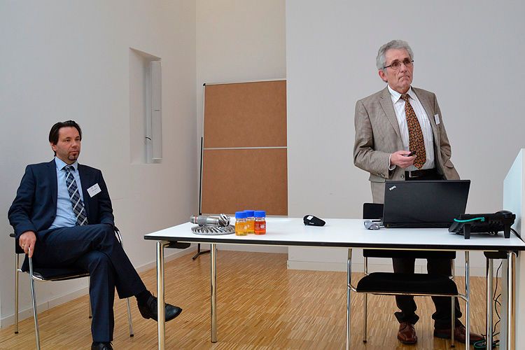 Rudolf Schüssler (re.) und Heiko Lüssem von der TAK stellten ein neues Schulungskonzept zur Qualifizierung von Kfz-Werkstätten für die Autogenerationen der 1980er und 1990er Jahre vor.  (Foto: Michel)