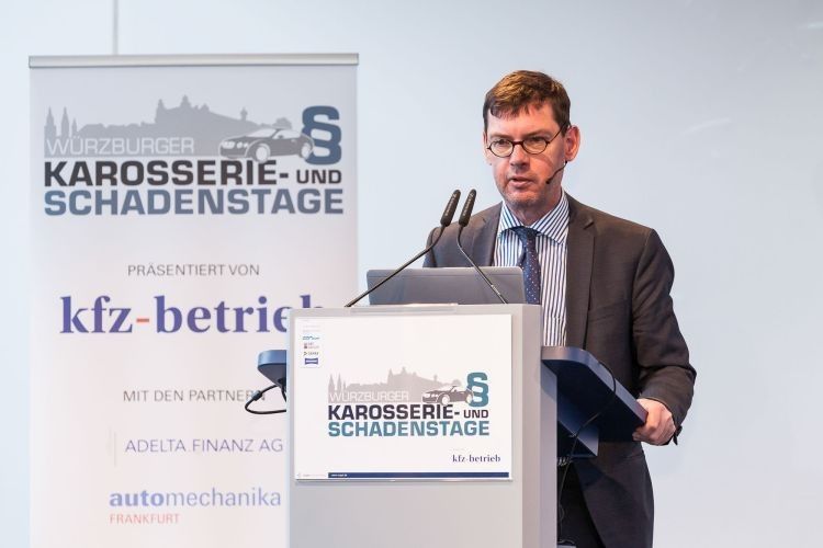 Prof. Dr. Michael Schreckenberg referierte über die Schwierigkeiten des autonomen Fahrens. Dabei blieb im Publikum ... (Foto: Bausewein)