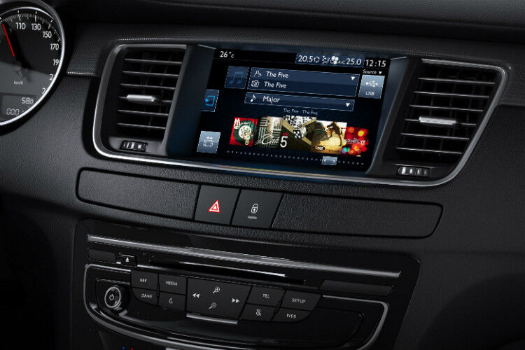 Die Instrumententafel bekommt einen 7-Zoll-Touchscreen, über den die meisten Fahrzeugfunktionen intuitiv bedienbar sind, sodass im zentralen Bedienfeld einige Tasten wegfallen. (Peugeot)