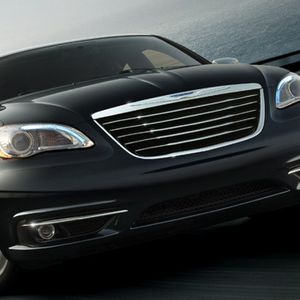 Der neue Lancia 200 (?) mit großem Chrom-Grill.