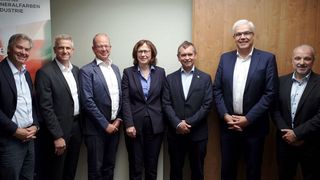 Die Vorstandsmitglieder des Verbandes der Mineralfarbenindustrie: Joachim von Schlenk, Michael Ertl, Ulrich Kabelac, Dr. Heike Liewald, Martin Fabian, Dr. Emmanuel Auer und Dr. Andreas Stohr (v.l.n.r.). 
 (Bild: VdMi)