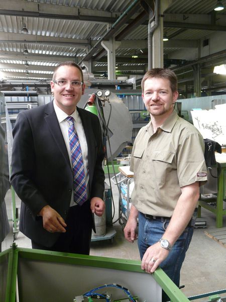 Gute Zusammenarbeit bei Wöhler Brush Tech: Projektleiter Martin Dören (rechts) und igus-Verkaufsberater Marcus Kleine. (Bild: igus)