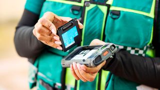 Austauschbare Akkus sorgen dafür, dass mobile Endgeräte im Rettungseinsatz auch bei langen oder kritischen Einsätzen zuverlässig einsatzbereit bleiben. (Bild: Zebra Technologies)