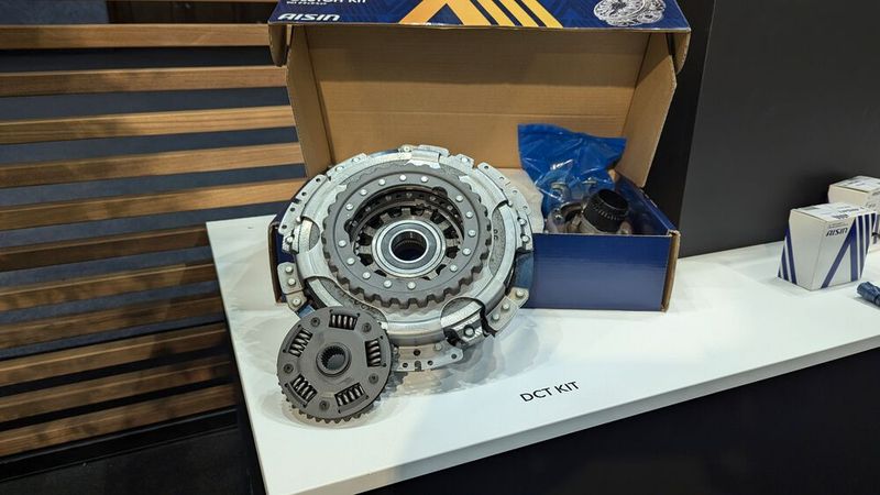 Reparaturkits für Getriebe liegen im Trend – auch Aisin stellte auf der Automechanika ein solches Ersatzteilpaket vor.  (Bild: Rosenow – VCG)