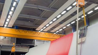 Rotomax-Lastwendegeräte werden beispielsweise in der Windkraftindustrie zum Drehen von Robotblättern eingesetzt. (Bild: Vetter Krantechnik)