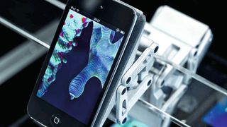 NanoForceGripper - energieeffizienter Greifer, dessen Elemente dem natürlichen Vorbild des Geckos nachempfunden sind. (Bild: Festo)