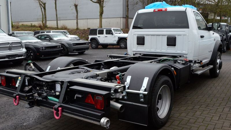 Auf diesen umgebauten Ram 5.500 Tradesman setzen die Service-Techniker von Jakob noch einen Kran-Aufbau.    (Bild: Rehberg / »kfz-betrieb«)