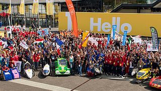 Die Teilnehmer des Shell Eco-marathon Europa 2014 vor dem Ahoy Center in Rotterdam. (Ermindo Armino/AP Images for Shel)