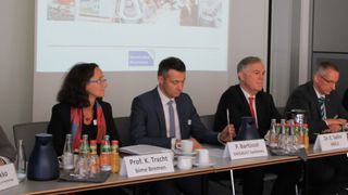 Kick-off-Veranstaltung eines neuen Netzwerks: v.l. Prof. em. Reijo Tuokko, Tampere University of Technology, Dept. of Production Engineering, Finnland, Prof. Dr.-Ing. Kirsten Tracht, Institutsleitung Bremer Institut für Strukturmechanik und Produktionsanlagen (bime) und Vorstand Zukunftsallianz Maschinenbau e.V., Philippe Bartissol, Vice President Industrial Equipment Industry, Dasault Systèmes Frankreich (Gründungsmitglied), Dr. Eduard Sailer, Geschäftsführer Miele, Dr.-Ing. Volker Franke, Geschäftsführer haring Applied Technologies und Vorstandssprecher der Zukunftsallianz Maschinenbau e.V., Dr.-Ing. Werner Herfs MBA, Geschäftsführender Obering des Werkzeugmaschinenlabors WZL der RWTH Aachen und stellv. Vorstandssprecher Zukunftsallianz Maschinenbau e.V., Lars Gullander, President Modular Management Europe, Schweden, und Prof. Dr. sc. techn. Ulrich Schmucker, Leiter Virutal Engineering, Fraunhofer-Institut für Fabrikbetrieb und -automatisierung (IFF), informierten bei Miele in Gütersloh über die Ziele des neuen Netzwerks. (Bilder: S.Kunze/elektrotechnik)