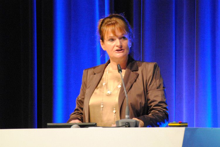 Sylke Eßer-Bruß (Präsidentin des Verbands Deutscher Dacia- und Renault-Partner) lobte viel, fand aber auch noch einige Kritikpunkte, die sie in ihrer kurzweiligen Rede charmant verpackte: „Der Hersteller ist an der Reihe, die Markeninhalte neu zu definieren und der Marke Renault wieder ein Gesicht zu geben.“ (Foto: Baeuchle)