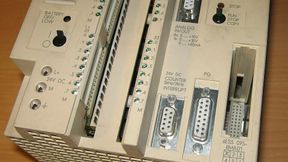 Die legendäre Simatic S5-95U von Siemens, eine kompaktes, speicherprogrammierbares Kleinsteuergerät (SPS), das in den 1990er Jahren für den unteren bis mittleren Leistungsbereich in der Industrieautomatisierung eingeführt wurde. Obwohl die gesamte S5-Reihe von Siemens seit langem abgekündigt ist, wird sie aufgrund ihrer extremen Robustheit vereinzelt noch immer in Altanlagen betrieben. (Bild: Raizy (GNU-Lizenz für freie Dokumentation))