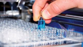 Freisetzungsmessung des Modellfarbstoffes aus den Implantaten in ein dem menschlichen Blut ähnliches Medium. (Bild: Michael Bause)