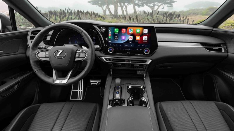 Der Arbeitsplatz im neuen RX kommt mit dem neuen 14-Zoll-Widescreen. (Bild: Lexus)