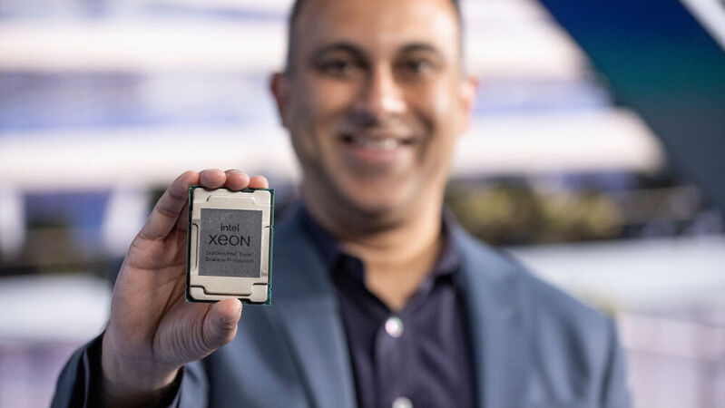 Navin Shenoy, Executive Vice President von Intels Data Platforms Group, zeigt einen Xeon-Scalable-Prozessor der 3. Generation. Diese Chips verkauft Intel vornehmlich an Rechenzentren. Doch Intels marktbeherrschende Stellung in diesem Markt bröckelt.