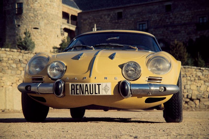 Flunder: Die Alpine A110 von vorne. (Bild: Renault Alpine)