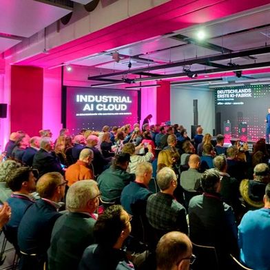 Industrial AI Cloud: Eröffnung der Hochleistungs-KI-Infrastruktur der Deutschen Telekom in München mit massiv skalierbaren Rechen- und Speicherressourcen speziell für das Training und den Betrieb großer KI-Modelle. (Bild: Deutsche Telekom AG / Cindy Albrecht / Robert Dieth)