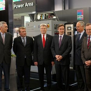 Friedhelm Loh begrüßt hohen Besuch bei Rittal auf der Hannover-Messe 2011: v.l.n.r. Peter Löscher (Vorstandsvorsitzender Siemens AG), Ronald Pofalla (Kanzleramtsminister), Friedhelm Loh (Inhaber und Vorstandsvorsitzender von Rittal), David J. McAllister (Ministerpräsident Niedersachsen), Hans-Peter Keitel (Präsident BDI), Stephan Weil (Oberbürgermeister Hannover). 