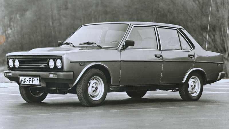 Im März 1978 wurde eine erste Modellpflege am 131 vorgenommen. Von da an trug der 131 große rechteckige Scheinwerfer (außer die Racing-Modelle sowie die später erschienenen Diesel-Versionen, die runde Doppelscheinwerfer hatten), einen schwarzen Kunststoff-Kühlergrill, stärkere Kunststoff-Stoßfänger sowie größere rechteckige Rückleuchten. Im Bild das Diesel-Modell 2500 Super, das Fiat 1978 ins Programm nahm. (Bild: Fiat Stellantis)