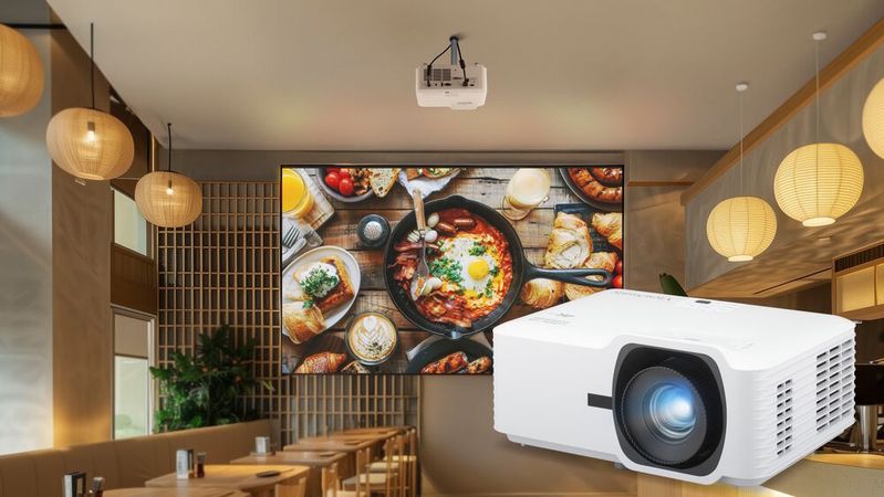 Der Laserprojektor LSD500-4K von Viewsonic wirft Bilder und Videos in UHD-Auflösung und mit bis zu 5.000 ANSI-Lumen auf die Leinwand. Mittels LAN-Steuerung kann er zentralisiert verwaltet werden.(Bild:  Viewsonic)