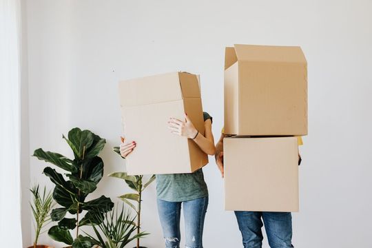 Die meisten Verpackungen aus dem Onlinehandel werden immer noch in einer klassischen braunen Schachtel geliefert. Die meisten Verpackungen aus dem Onlinehandel werden immer noch in einer klassischen braunen Schachtel geliefert.