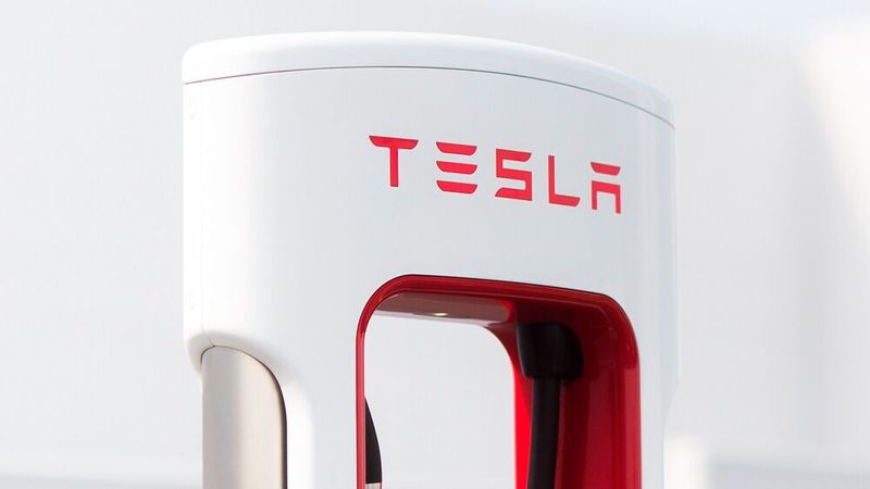Die Neuwagenverkäufe von Tesla klettern derzeit wieder. Firmenchef Elon Musk sieht dennoch die Zukunft in selbstfahrenden Modellen.(Bild:  Tesla)