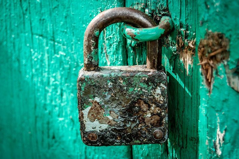 Der schmale Grat zwischen Vorsicht und Paranoia – Sensible Daten sollten immer verschlüsselt werden, um unbefugten Zugriff möglichst zu verhindern. Die Geschäftsführerin eines Unternehmens für Steuerprüfung hat es aber dann doch etwas übertrieben: Sie verwendete insgesamt vier (!) ineinander verschachtelte, unterschiedliche Verschlüsselungssysteme auf ihrem Laptop: Die integrierte Festplattenverschlüsselung, eine Full-Disc-Encryption per Software, die Verzeichnisverschlüsselung des Betriebssystems sowie eine Container-Verschlüsselung. Erst dort lagen die sensiblen Dokumente. Jedoch kam es unerwartet zu einem Hardware-Schaden mit massiven Oberflächenschäden auf der Laptopfestplatte. Leider wurden von der Kundin die Sicherungskopien der Verschlüsselungs-Keys nicht gesichert – ohne diese in Kombination mit den Kennwörtern ist eine Entschlüsselung nicht mehr möglich. Attingo ist es jedoch gelungen alle Sektoren mit den notwendigen Master-Keys sowie in weiterer Folge die Daten zu rekonstruieren.
 (Pixabay)