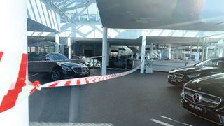 Die Absperrbänder dürfen fast überall weg, doch die Folgen der geschlossenen Verkaufsflächen in den ersten Monaten des Jahres sind dramatisch.  (Bild: Pfaff/»kfz-betrieb«)