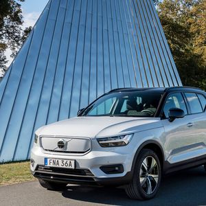 Volvo bringt mit dem XC40 Recharge das erste Fahrzeug der Marke, das ausschließlich batterieelektrisch angetrieben wird.(Bild:  Volvo)