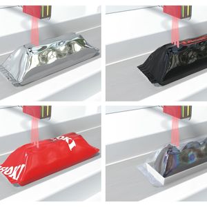 Von transparent bis hochglänzend: Durch die Referenztechnologie werden Verpackungen unterschiedlichster Farbe und Transparenz als „Abweichung“ von der Bandoberfläche erkannt.(Bild:  Leuze)