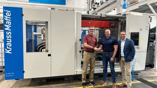 Nach fünf Jahren bei der Krauss-Maffei Corporation in den USA verlässt Nolan Strall (Mitte) das Unternehmen. Er übergibt an Brett Greenhalgh (ganz links). Ganz rechts steht Jörg Stech, Geschäftsführer von Krauss-Maffei Technologies (KMT). (Bild: KMT)