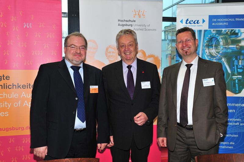 Andreas Thiel, Geschäftsführer der Regio Augsburg Wirtschaft GmbH,Prof. Dr.-Ing. Dr. h.c. Hans-Eberhard Schurk, Hochschule Augsburg, Dr. Wolfgang Biegel, Anwenderzentrum Material- und Umweltforschung Universität Augsburg (v.l.n.r.).  (Bild: SX Heuser & Regio Augsburg Wirtschaft GmbH)