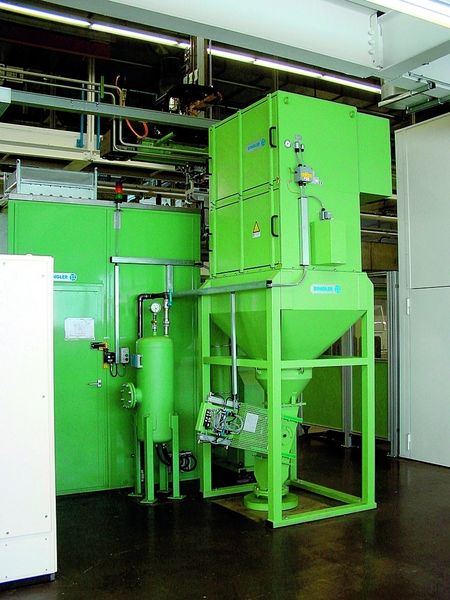 Bild 2: Druckluftspeicher und Absauganlage mit Doppelschiebersystem. Der Speicher kompensiert netzseitige Druckschwankungen, die Absauganlage unterstützt den Reinigungseffekt. (Archiv: Vogel Business Media)