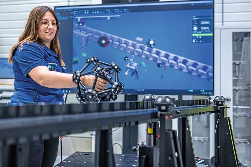 Montage der Hochvoltbatterien im BMW Group Werk Irlbach-Straßkirchen. (Bild: Armin Weigel)